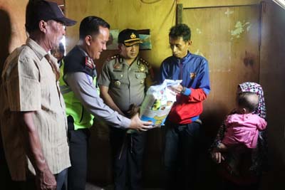  Kapolres Inhil Serahkan Bantuan Bagi Keluarga Pra Sejahtera